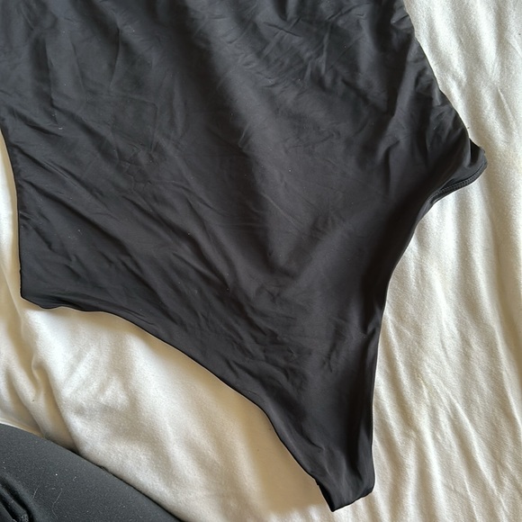 Wilfred Aritzia deep V contour bodysuit in XS - Picture 4 of 4